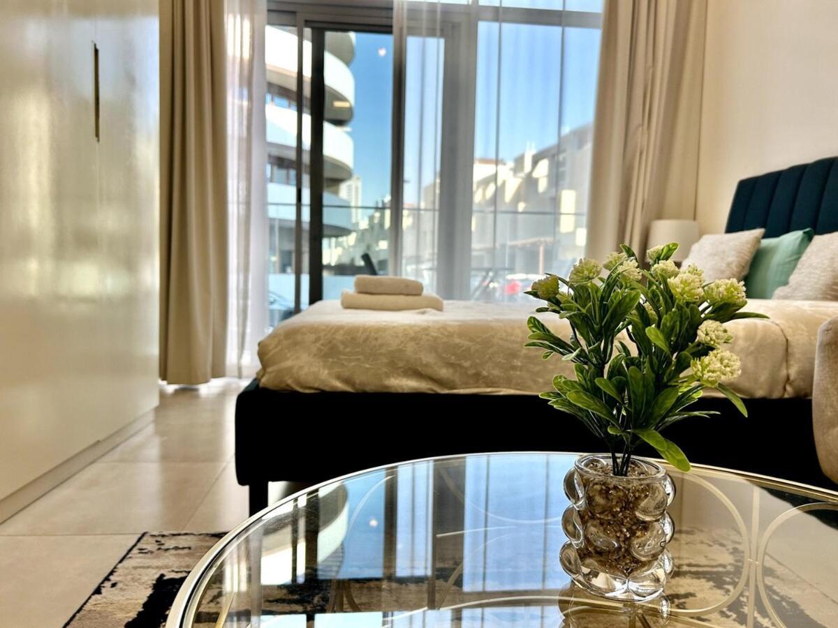 Homes2retreat - Stylish Gym & Pool, Jvc Apartment